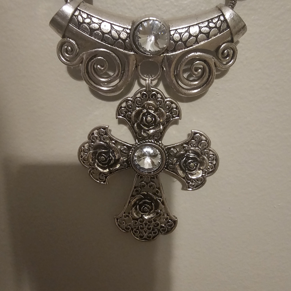 DaVinci Silver Filigree Cross Necklace with Clear Crystals